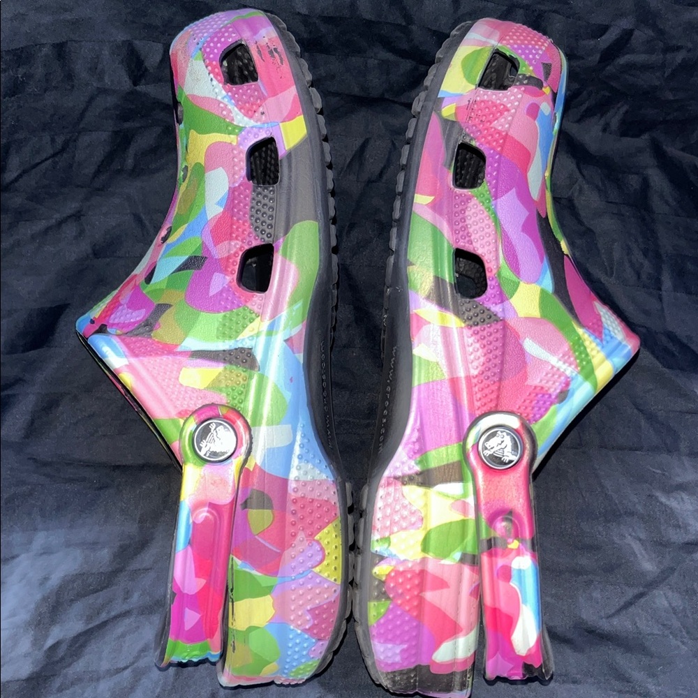 Women’s Size 8 MULTICOLORED CROCS Men’s Size 6 - Picture 5 of 7